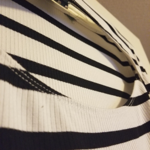 Black and white long sleeve with above boob gap - Picture 3 of 3